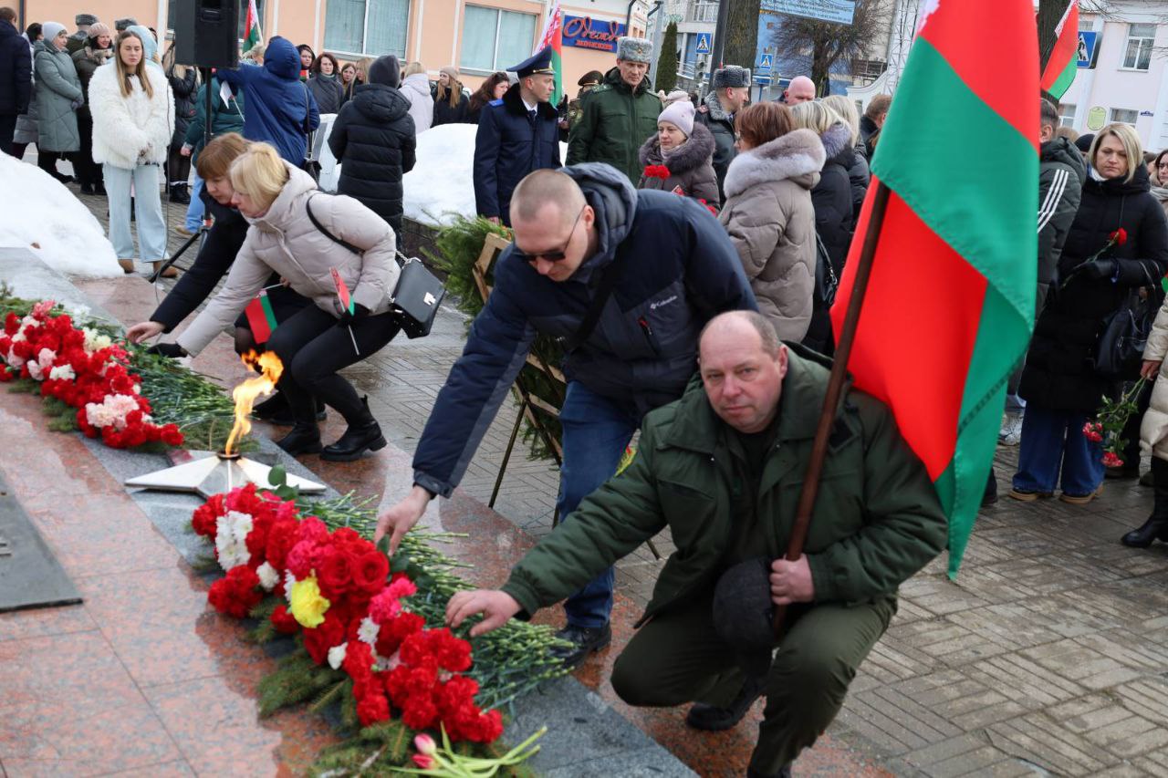Руководство Сморгонского опытного лесхоза приняло участие в  торжественном митинге, посвященном Дню защитников Отечества и Вооруженных сил Республики Беларусь.