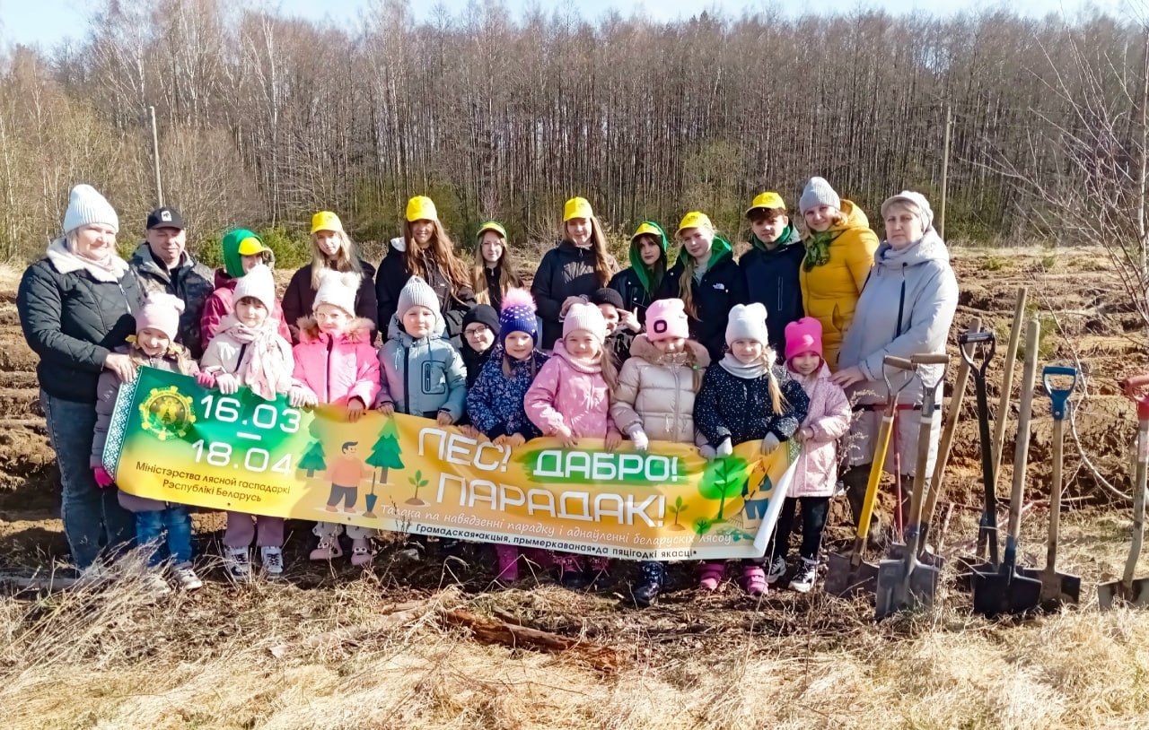 Юные лесоводы Сморгонского районного центра творчества детей и молодёжи активно включились в республиканскую акцию «Лес. Дабро. Парадак». 