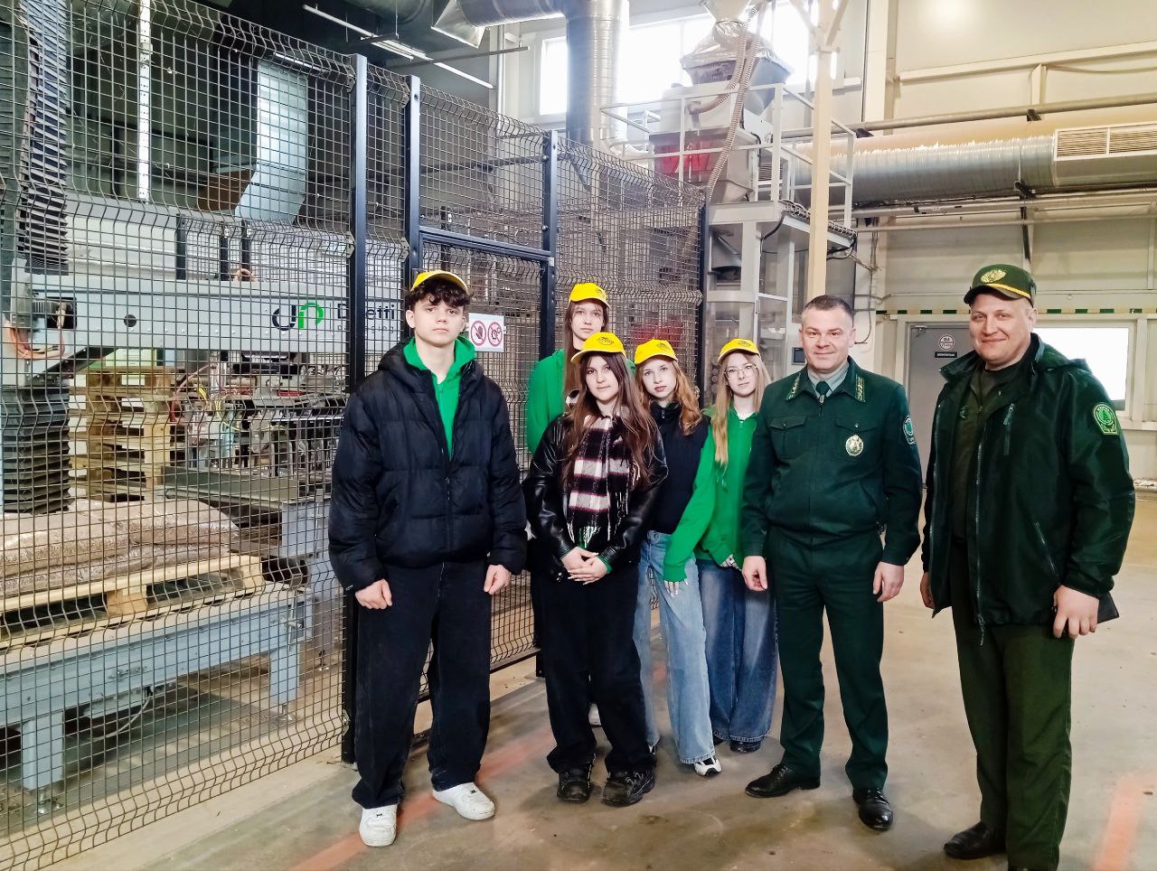 Учащиеся школьного лесничества 