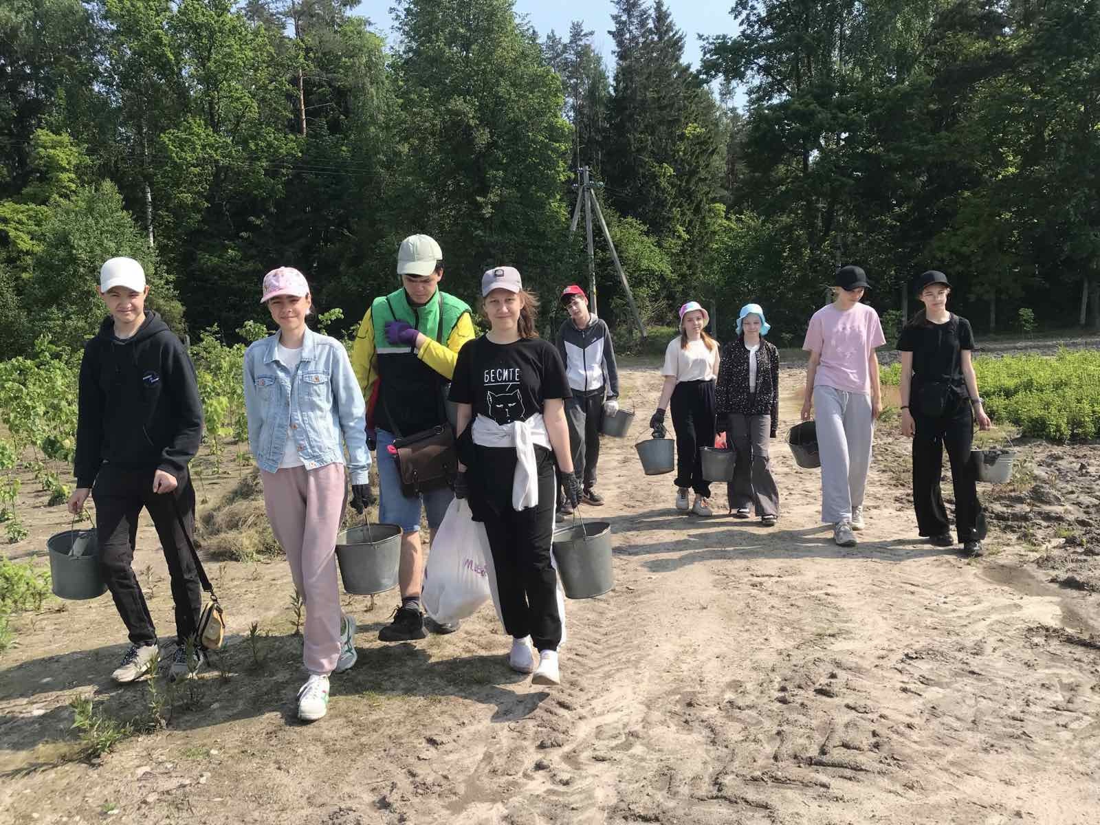 На базисном лесном питомнике работают два лагеря труда и отдыха, при Сморгонском центре творчества детей и молодежи и средней школы №6 города Сморгони.