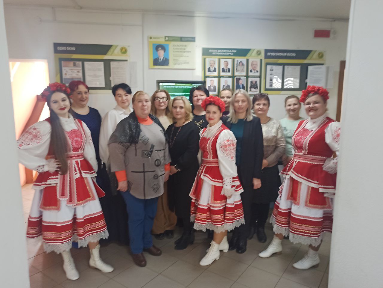 Концерт на рабочем месте, работники Сморгонского центра культуры поздравили сотрудниц Сморгонского опытного лесхоза на рабочих местах концертными номерами в Год Белорусской Женщины!