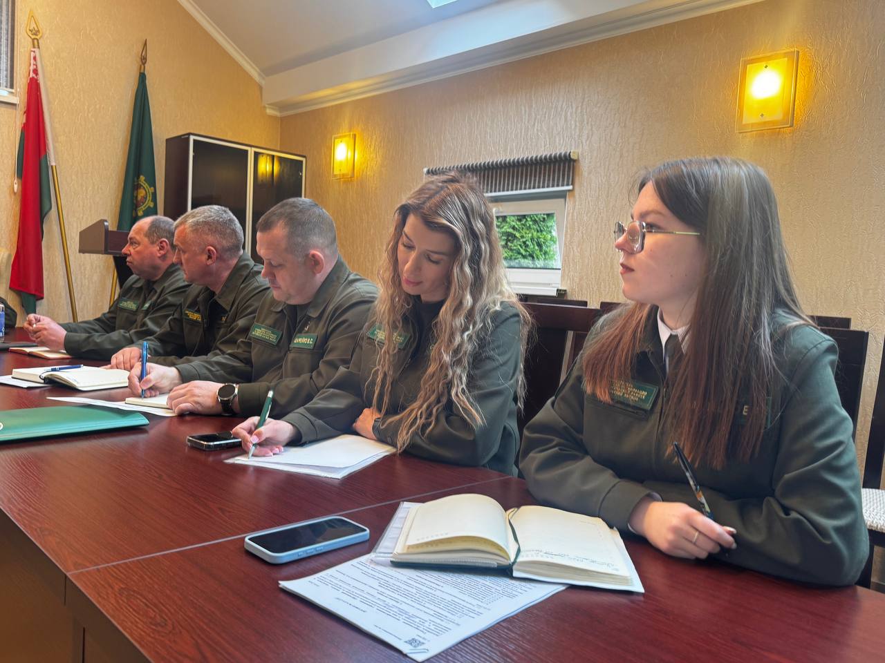 Сегодня в Щучинском лесхозе — рабочая и одновременно очень живая атмосфера