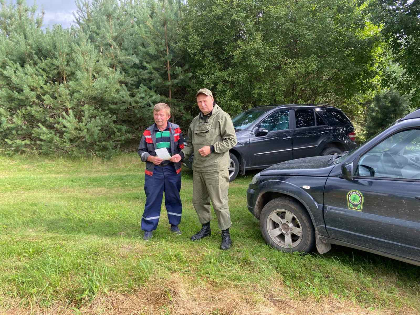 В связи с установившимся 3 классом пожарной опасности в лесах на территории Сморгонского и Ошмянского района, отдел охраны леса Сморгонского опытного лесхоза в выходные дни проводил рейдовые мероприятия, направленные на профилактику нарушений требований по обеспечению пожарной безопасности в лесах.