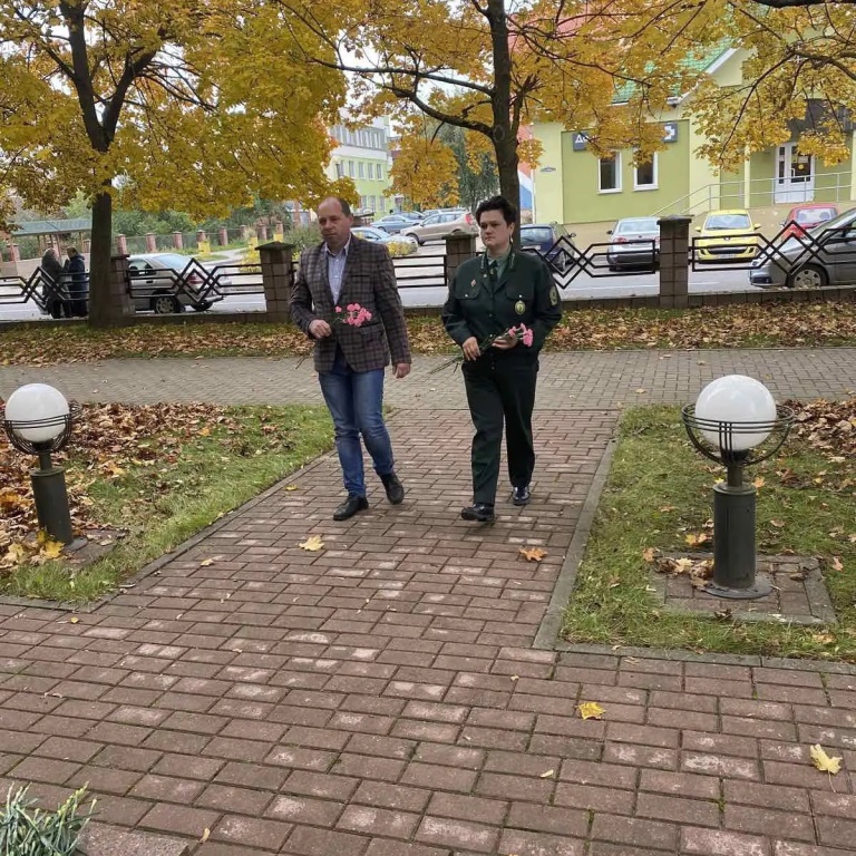 В знак скорби о погибшем сотруднике Комитета госбезопасности сморгонцы несут цветы к памятнику