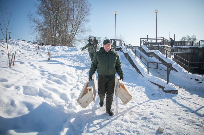 Утки в сморгонском парке не останутся голодными! На берегу открылась «птичья столовая»