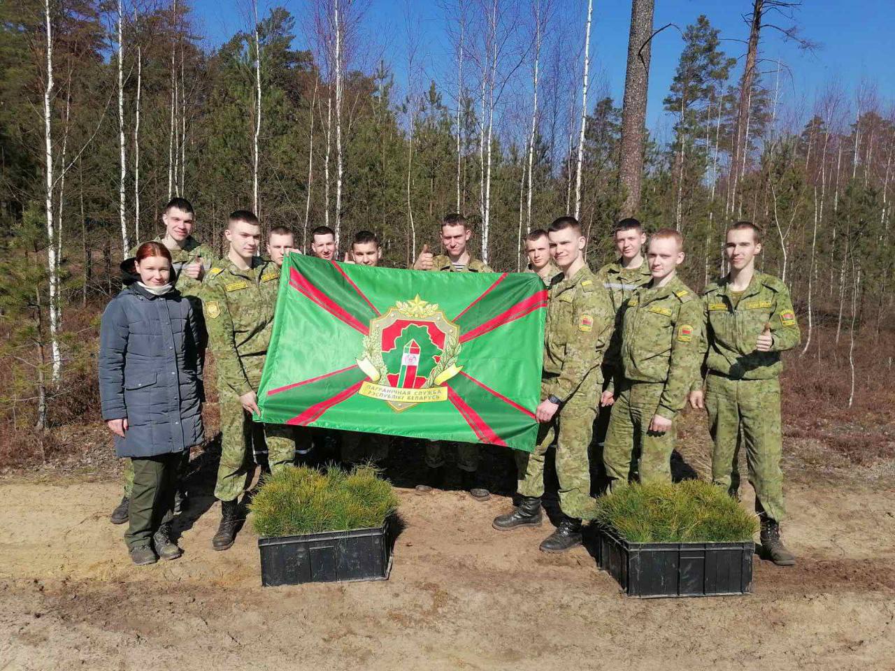 Дружно и с пользой военнослужащие оказали помощь в посадке леса Жодишковскому лесничеству.