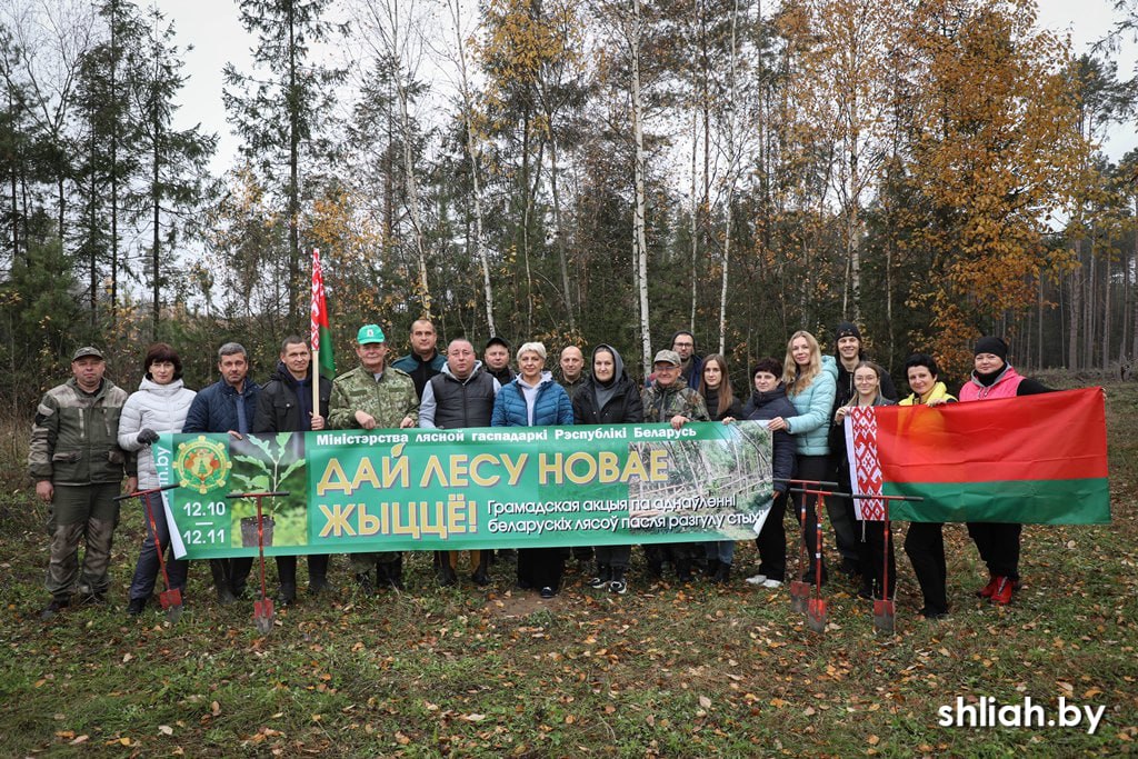 депутаты районного Совета во главе с председателем Сергеем Куденьчуком, члены районных организаций Белорусского союза женщин, БРСМ, а также молодёжный парламент присоединились к акции