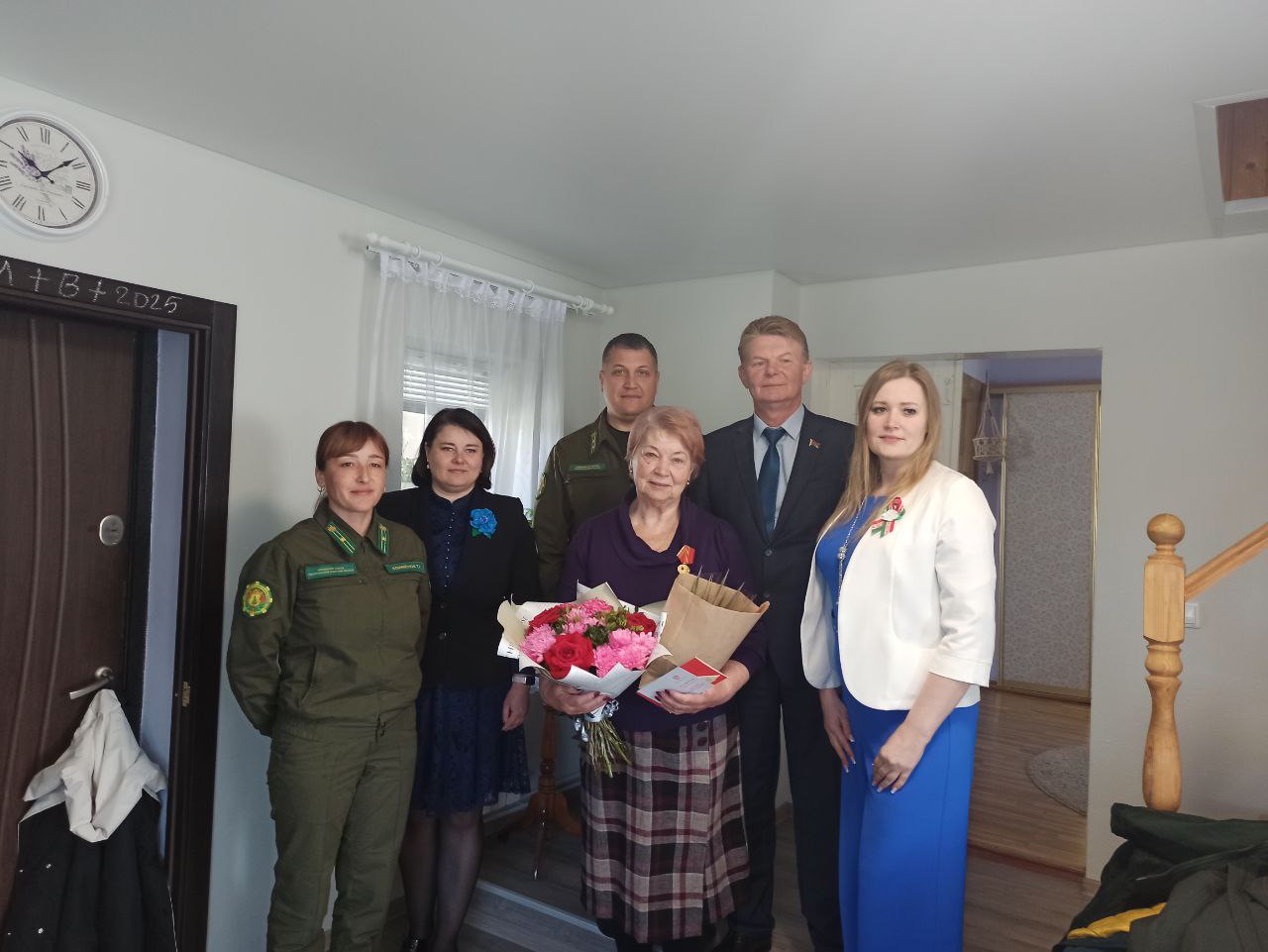 Малолетняя узница концлагеря Дарья Ручица получила юбилейную медаль в честь 80-летия Победы из рук председателя районного Совета депутатов Сергея Куденьчука.