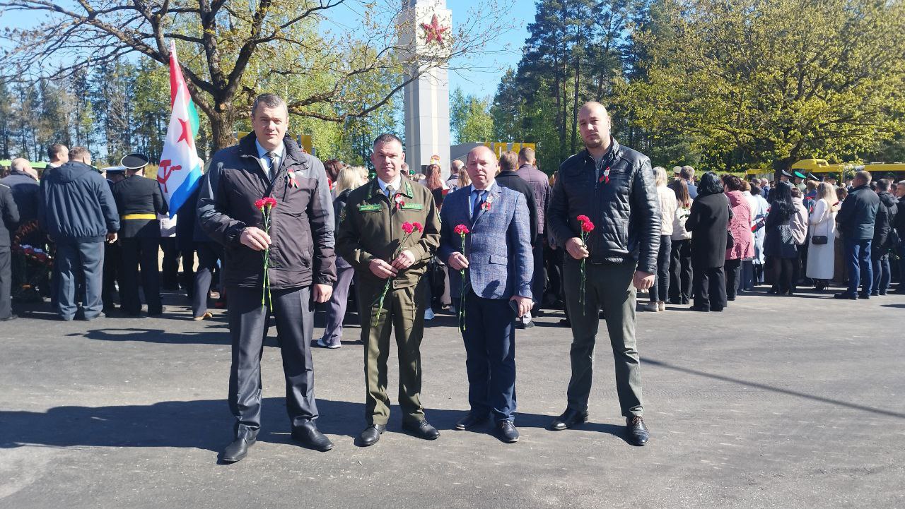 В торжественном открытии обновлённого мемориального комплекса «Переправа» приняло участие руководство Сморгонского опытного лесхоза во главе с директором Александром Шостаком.