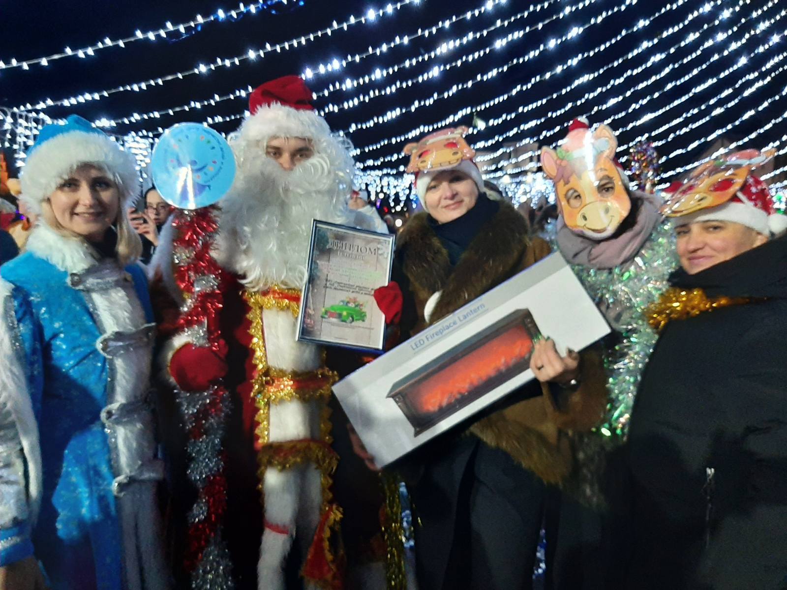 Десятки Дедов Морозов, светящиеся трактора и лошади: по улицам Сморгони проследовал «Новогодний автопарад»