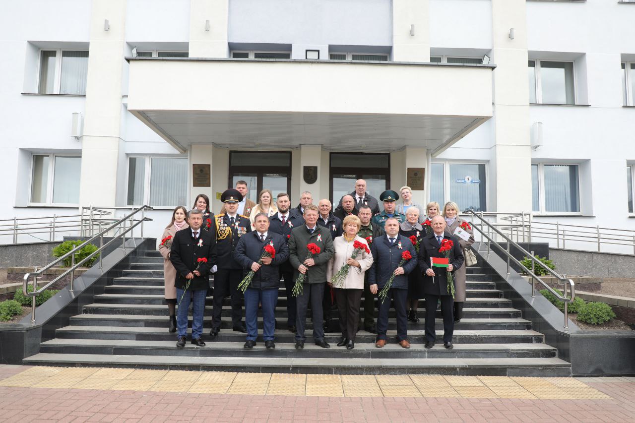Сегодня представители руководства Сморгонского района отправились в сельсоветы, чтобы лично принять участие в митингах, посвящённых 80-летию Великой Победы., в их числе и директор Сморгонского опытного лесхоза Александр Шостак.