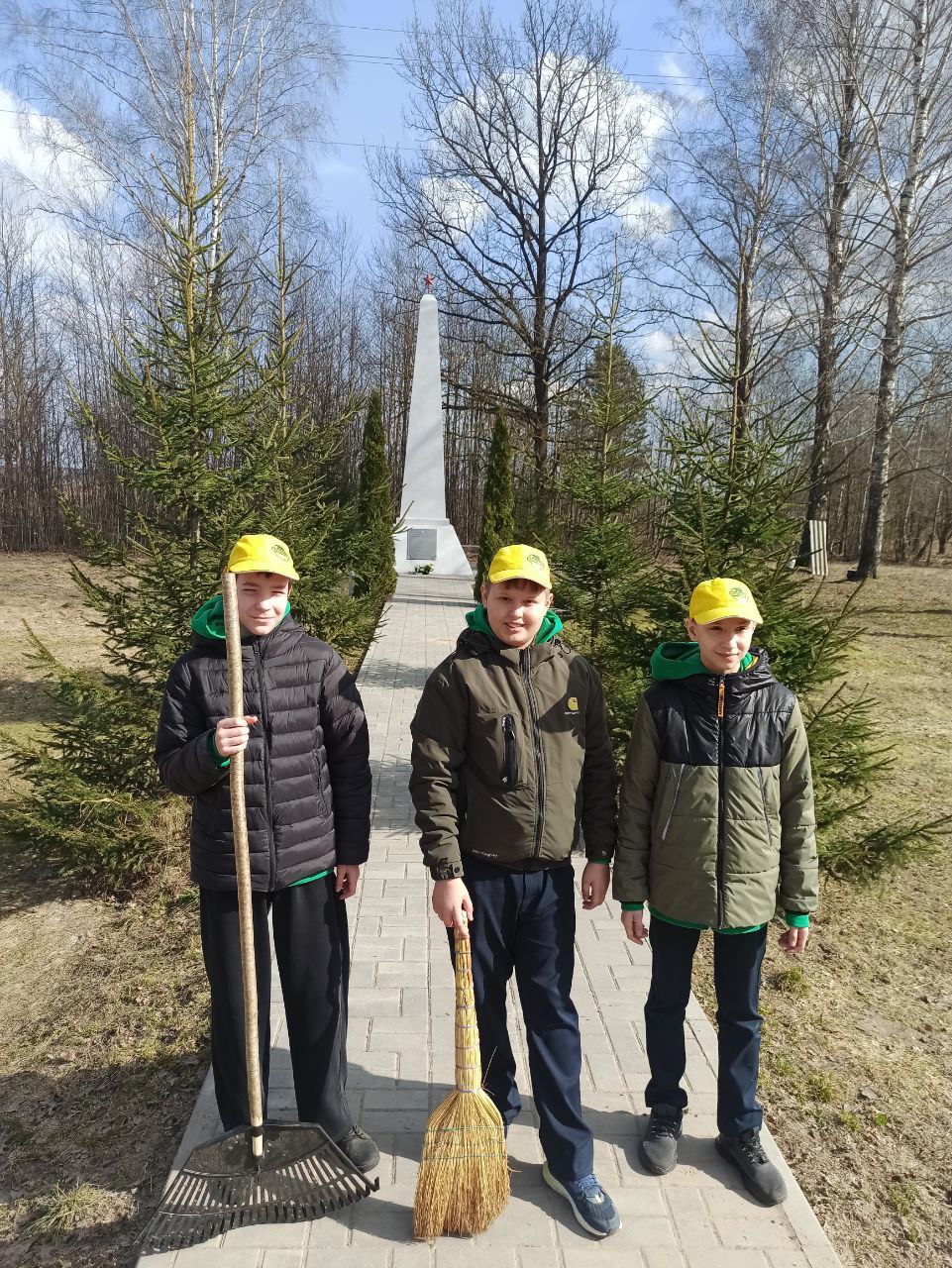 Лес! Дабро! Парадак! На мемориале, землякам, погибшим в годы Великой Отечественной войны в деревне Расло Сморгонского района члены школьного лесничества «Лесной дозор» сегодня наводили порядок.