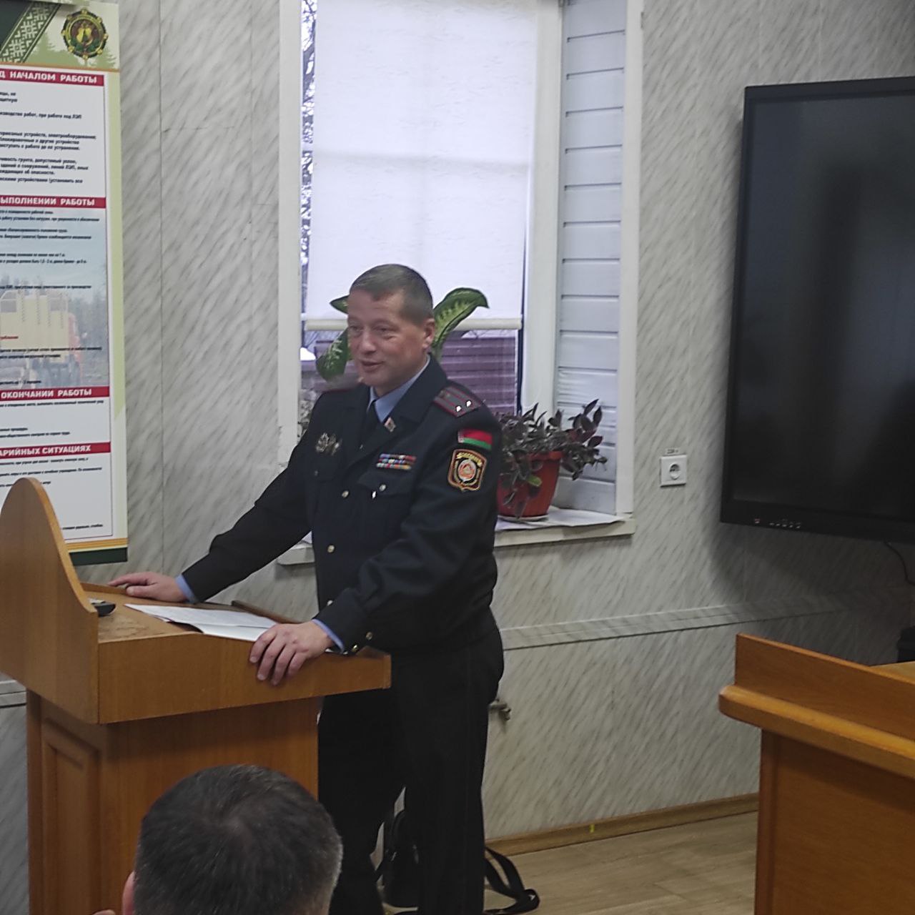 Сегодня, 27 ноября 2025 года, в рамках Недели кибербезопасности, заместитель начальника РОВД - начальник милиции общественной безопасности Рутковский Иван Иванович провел встречу с коллективом Сморгонского опытного лесхоза.
