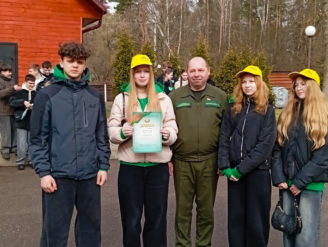 В Международный день леса, 21 марта, в о/к «Ореховка» стал центром притяжения для тех, кто не на словах, а на деле заботится о зеленых богатствах нашей родины. Здесь прошел традиционный районный слет юных лесоводов, объединивший пять команд из учреждений образования района.
